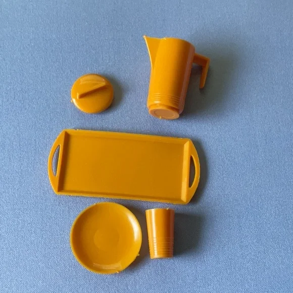 Barbie’s Friend Ship Airplane Dishes - Picture 2 of 4